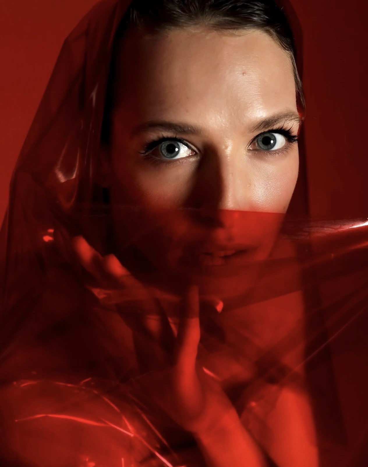 A face behind red veiling